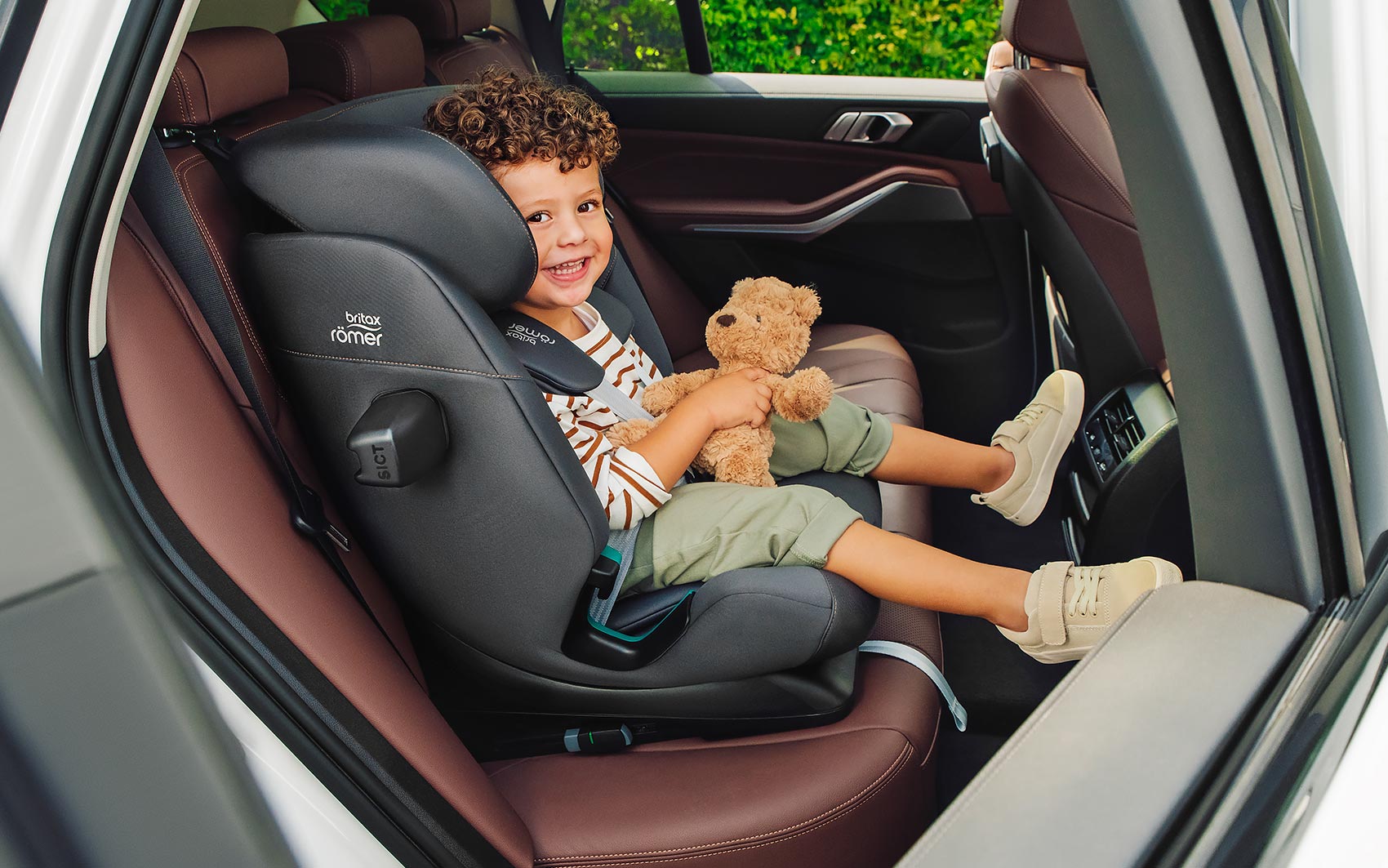 Britax Römer Advansafix Pro - мальчик в автокресле в машине