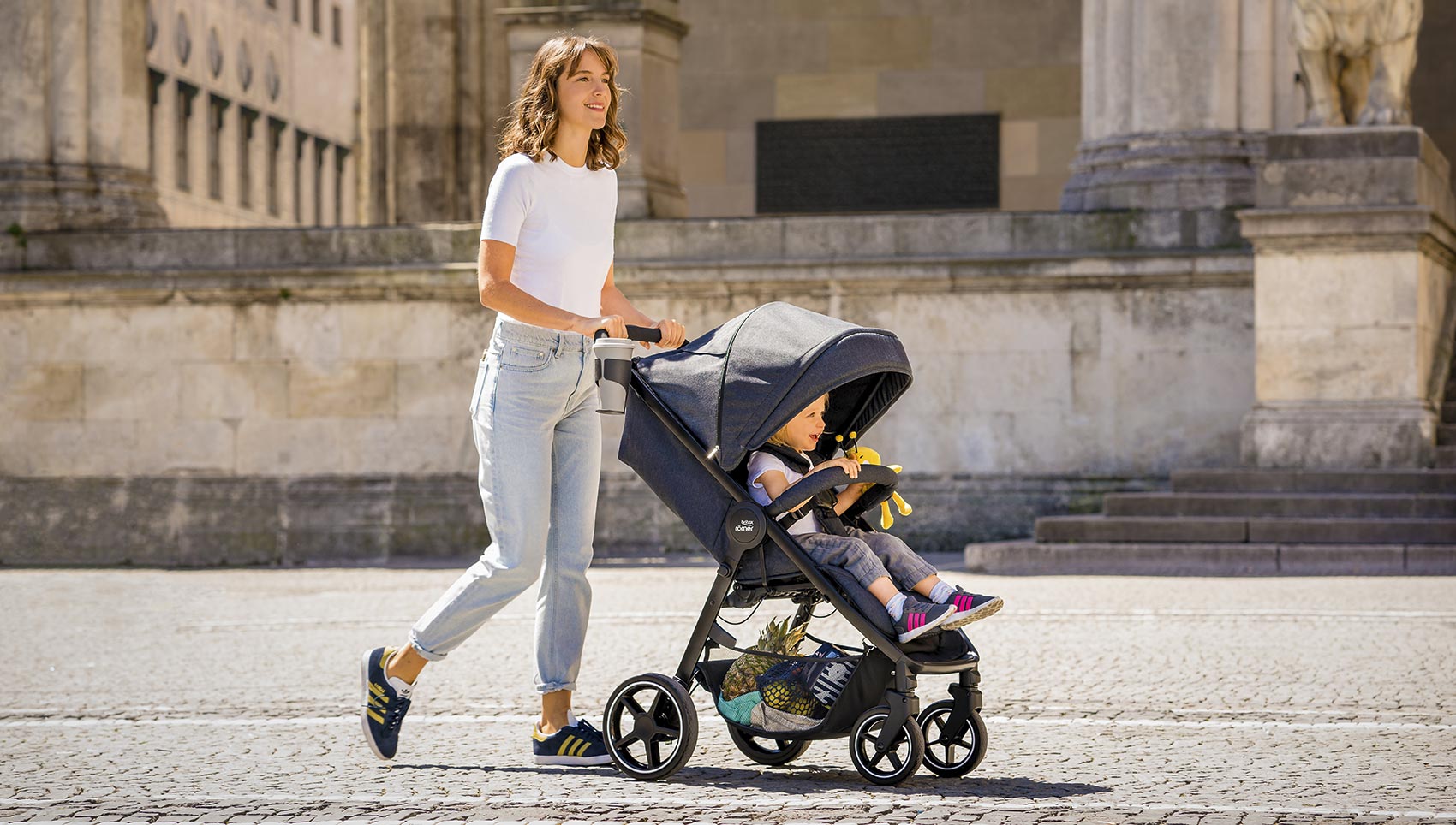 Britax Römer B-Agile M - на прогулке с ребенком