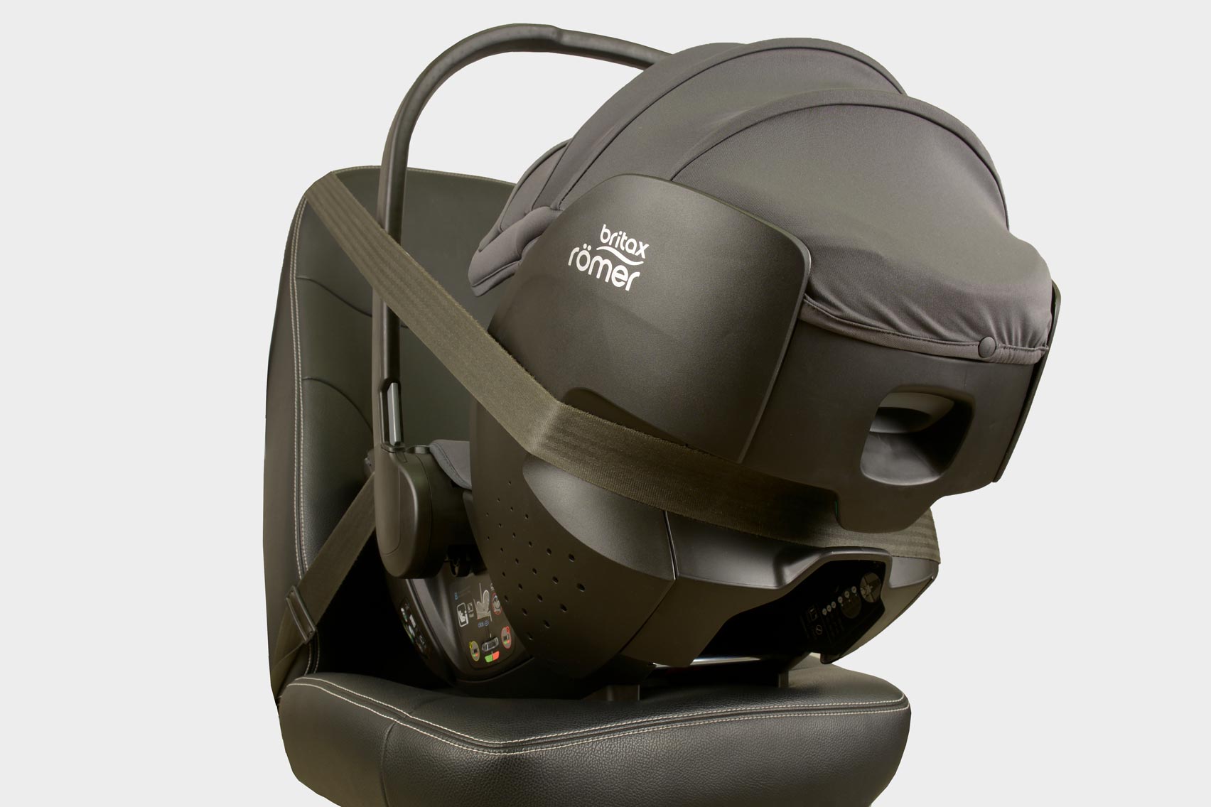 Britax Römer Baby Safe 5Z2 фиксация ремнём