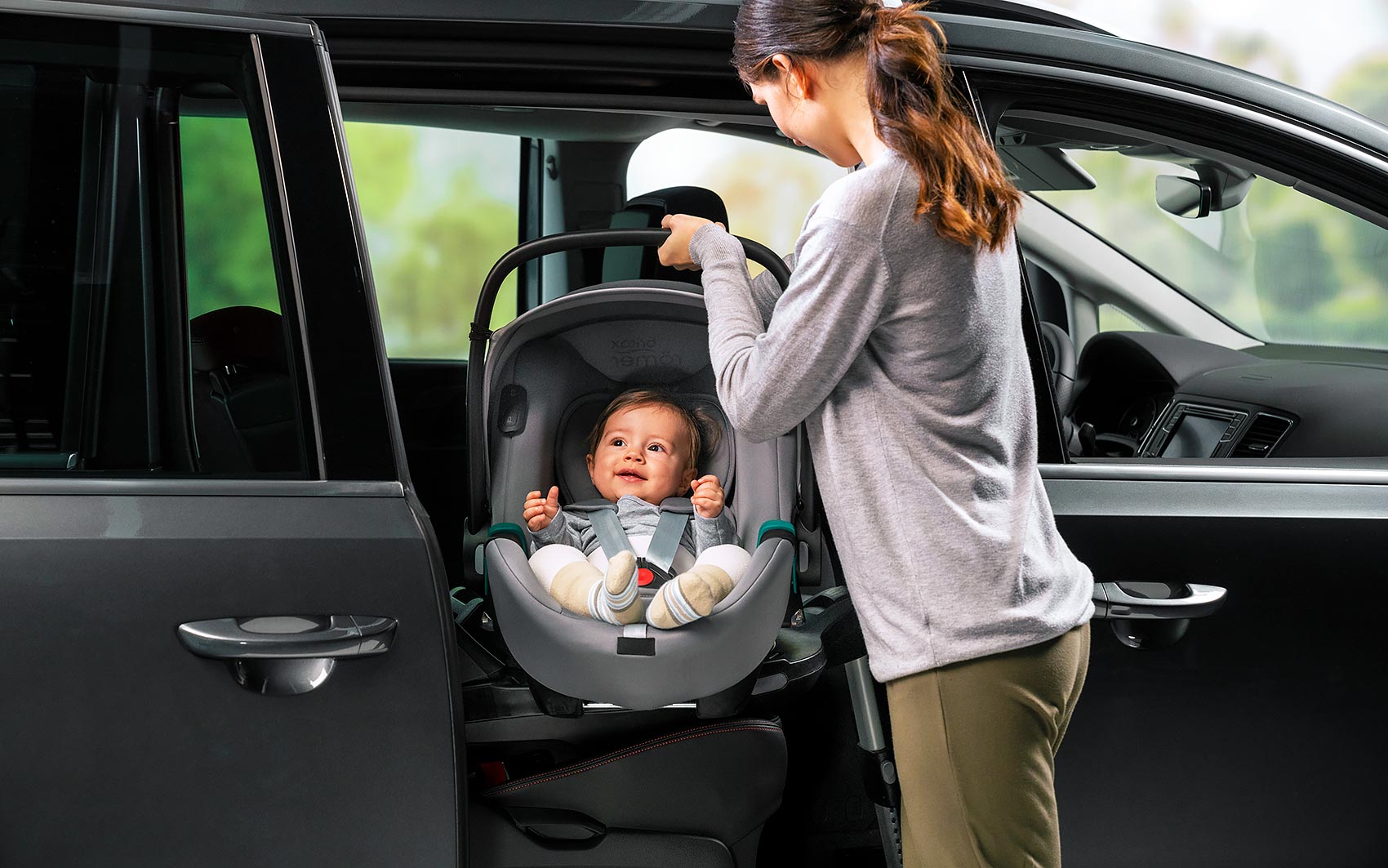 Britax Römer Baby-Safe isense - ребёнок в автокресле в машине