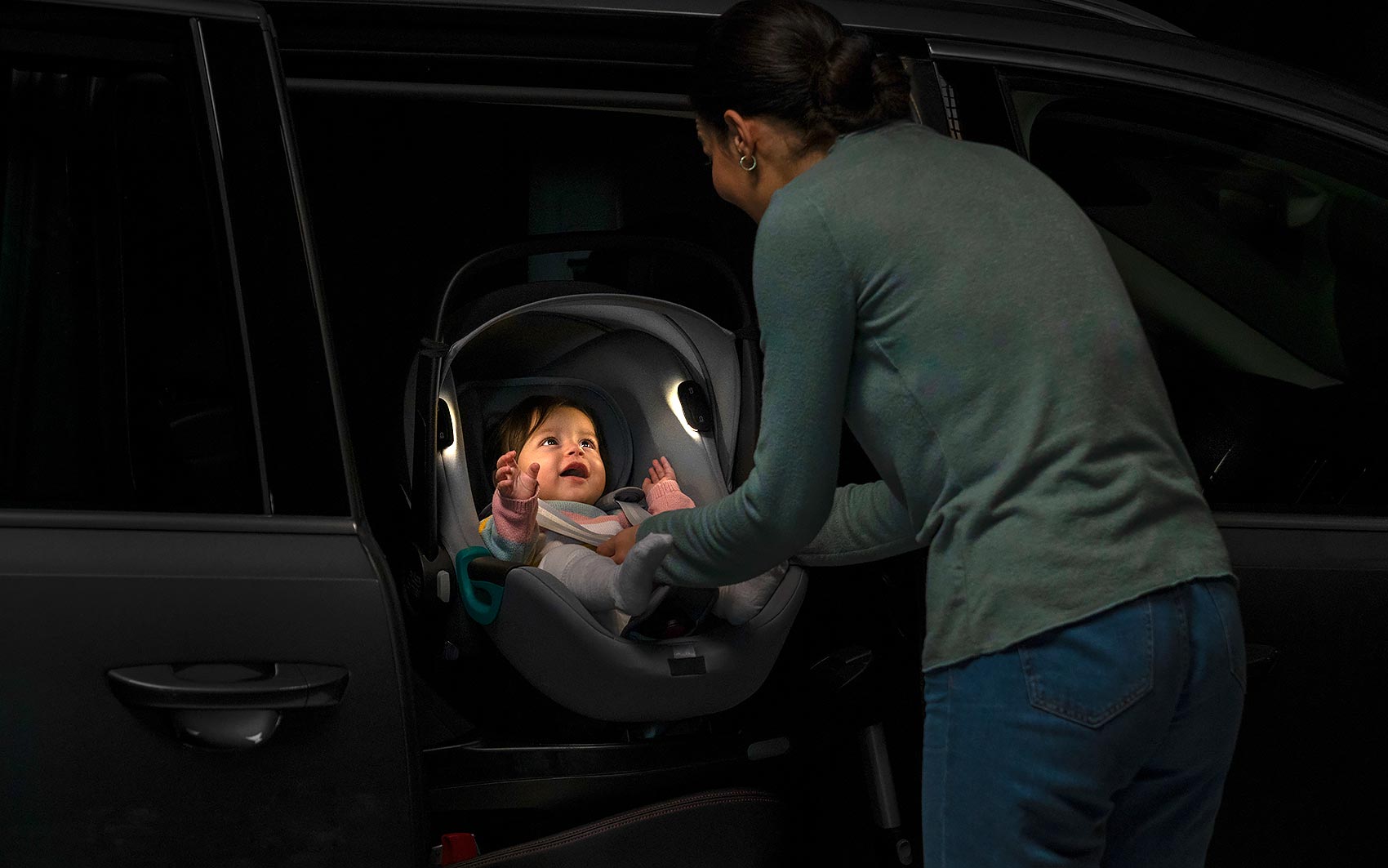 Britax Römer Baby-Safe isense - ребёнок в автокресле в машине