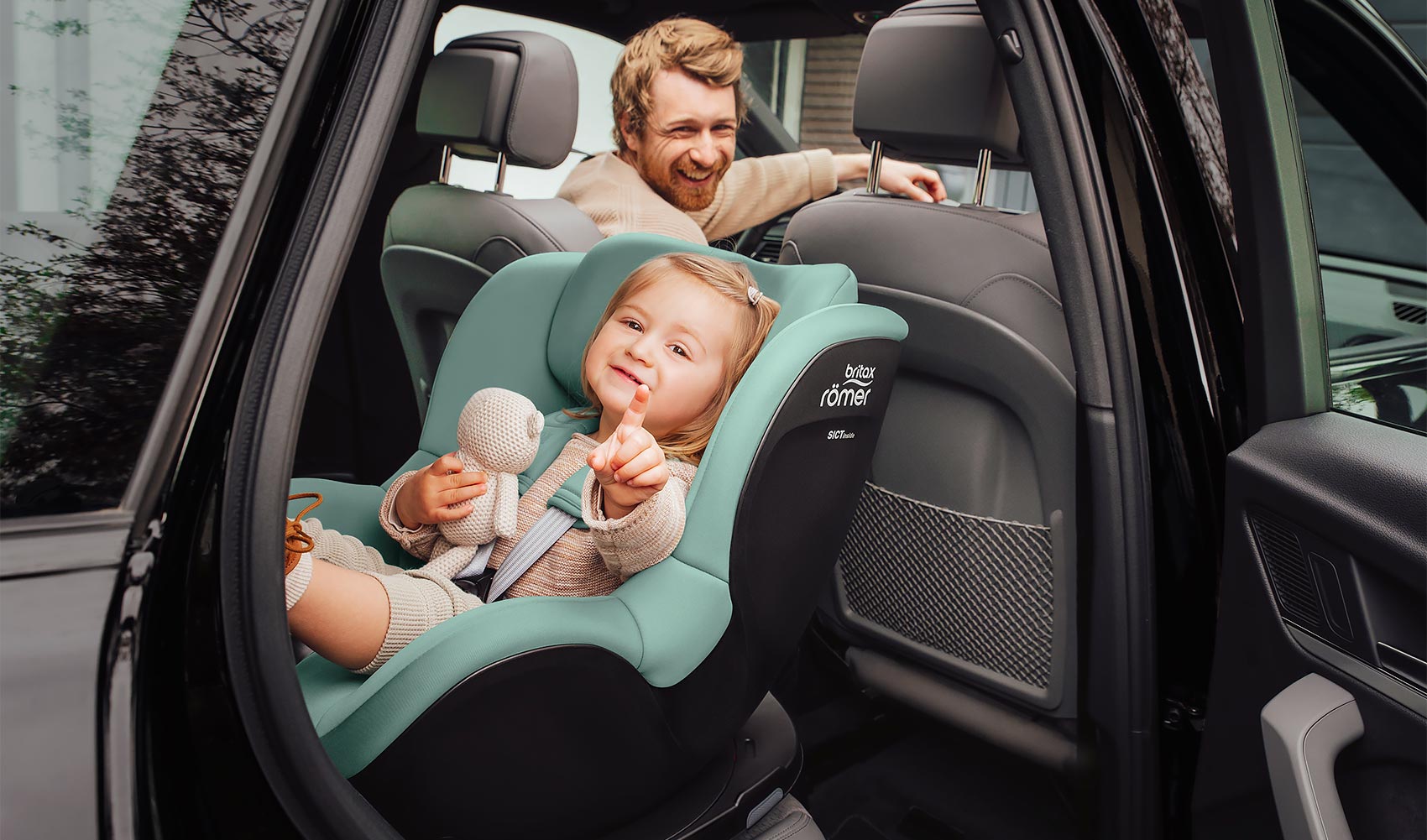 Britax Römer Dualfix 5Z - автокресло в машине с ребёнком, сбоку