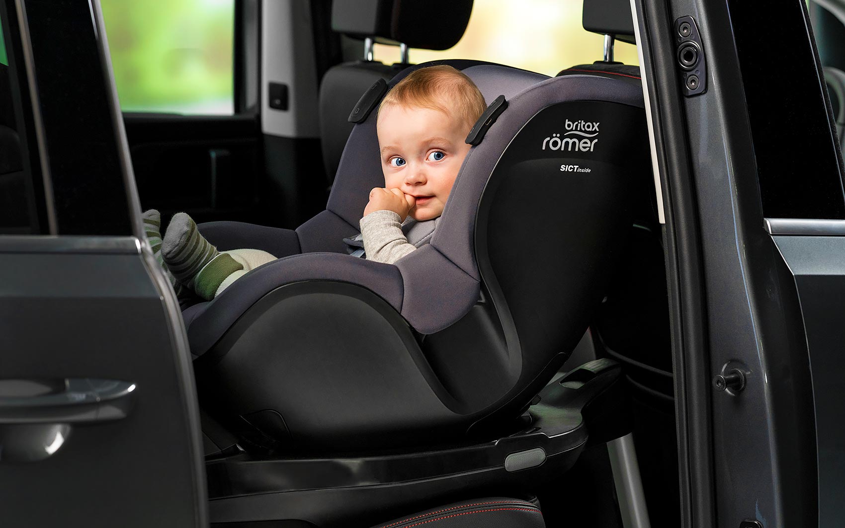 Britax Römer Dualfix isense - ребёнок в автокресле в машине