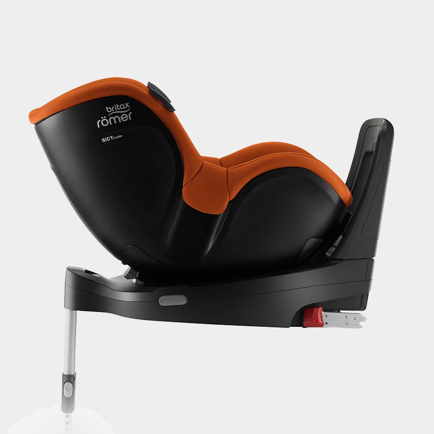 Britax Römer Dualfix isense - сбоку на базе с наклоном