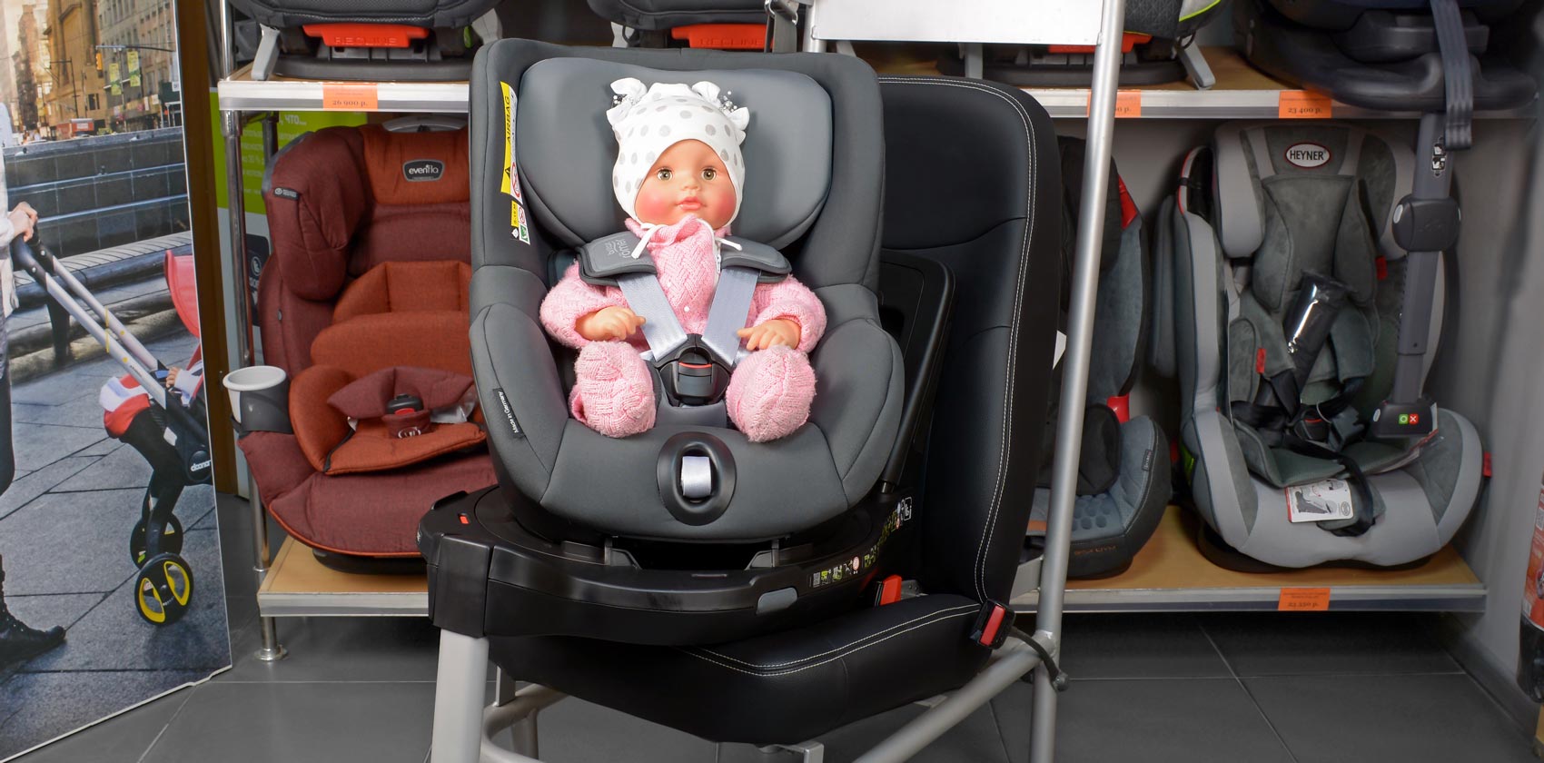 Britax Römer Dualfix M i-Size ребёнок в кресле по ходу движения