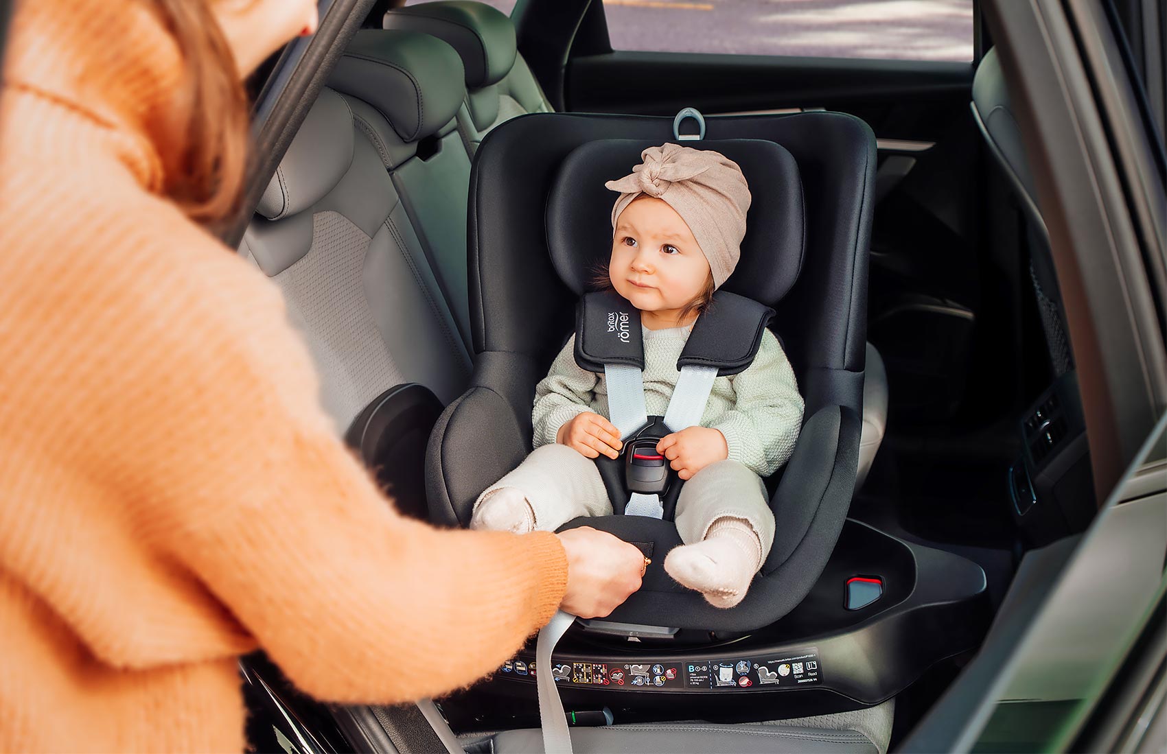 Britax Römer Dualfix M Plus - поворот автокресла