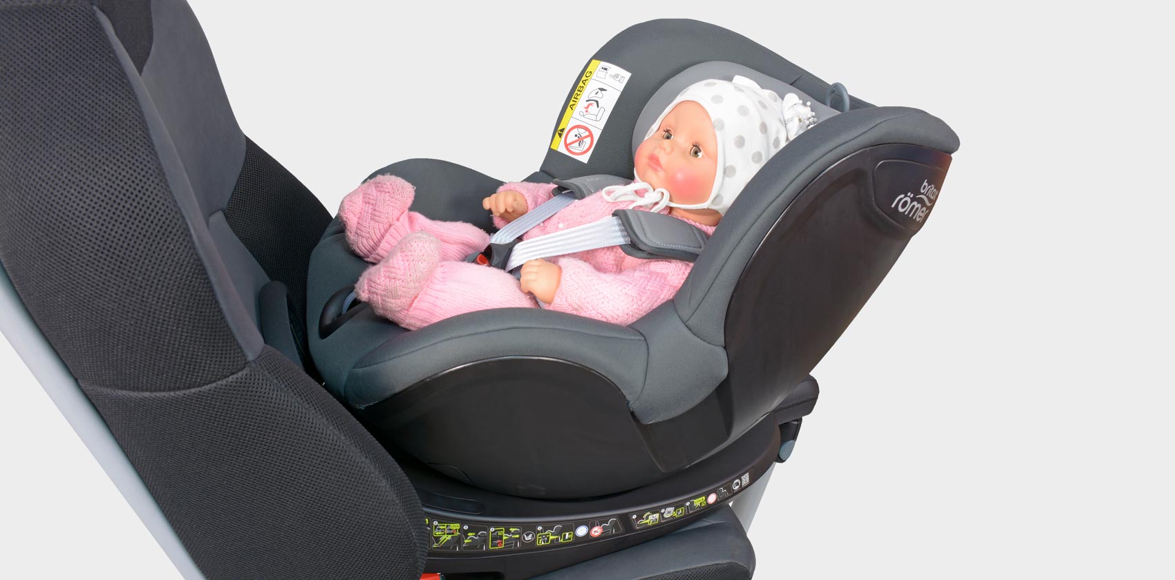 Britax Römer Dualfix² R ребёнок в кресле против хода движения