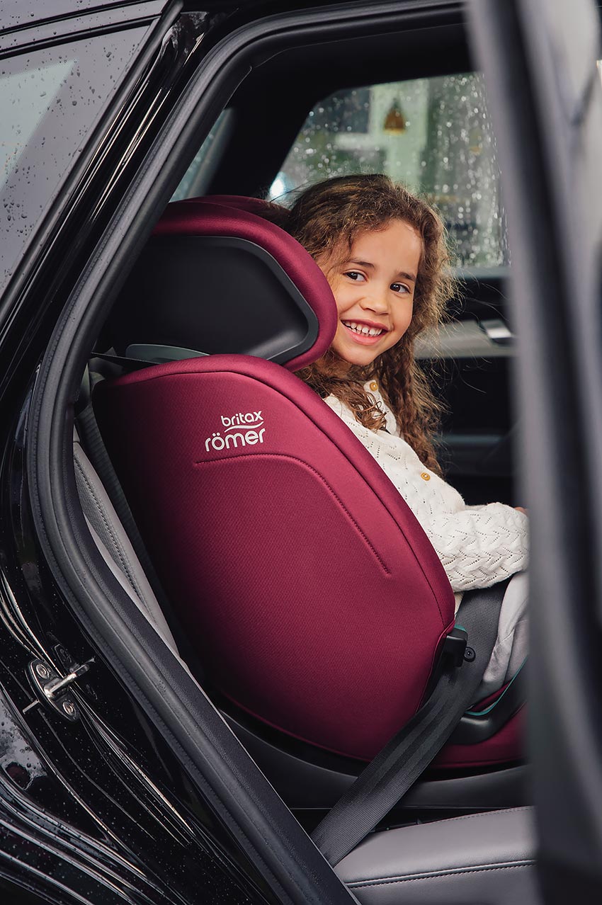 Britax Römer Evolvafix - автокресло в машине с девочкой