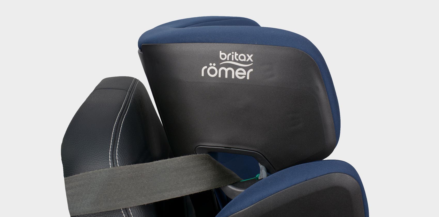 Britax Römer Kidfix M i-Size фиксация ремнём