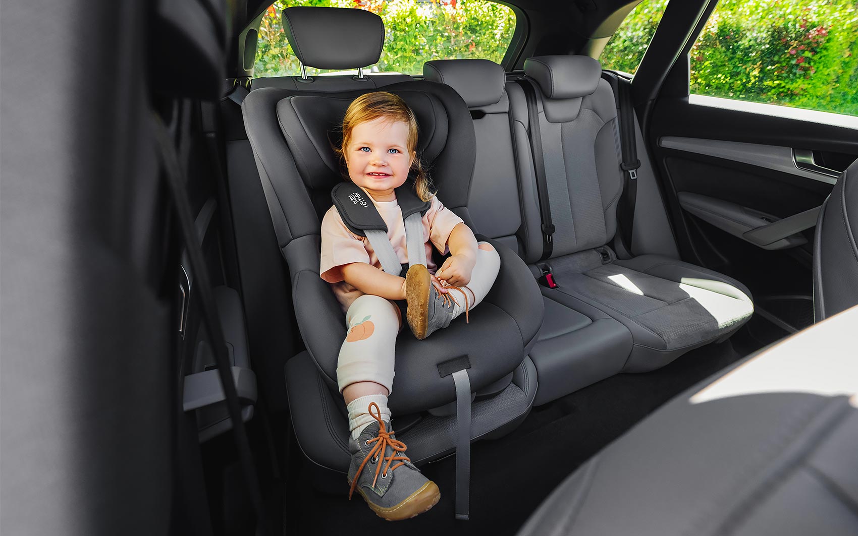 Britax Römer King Pro - девочка в автокресле в машине