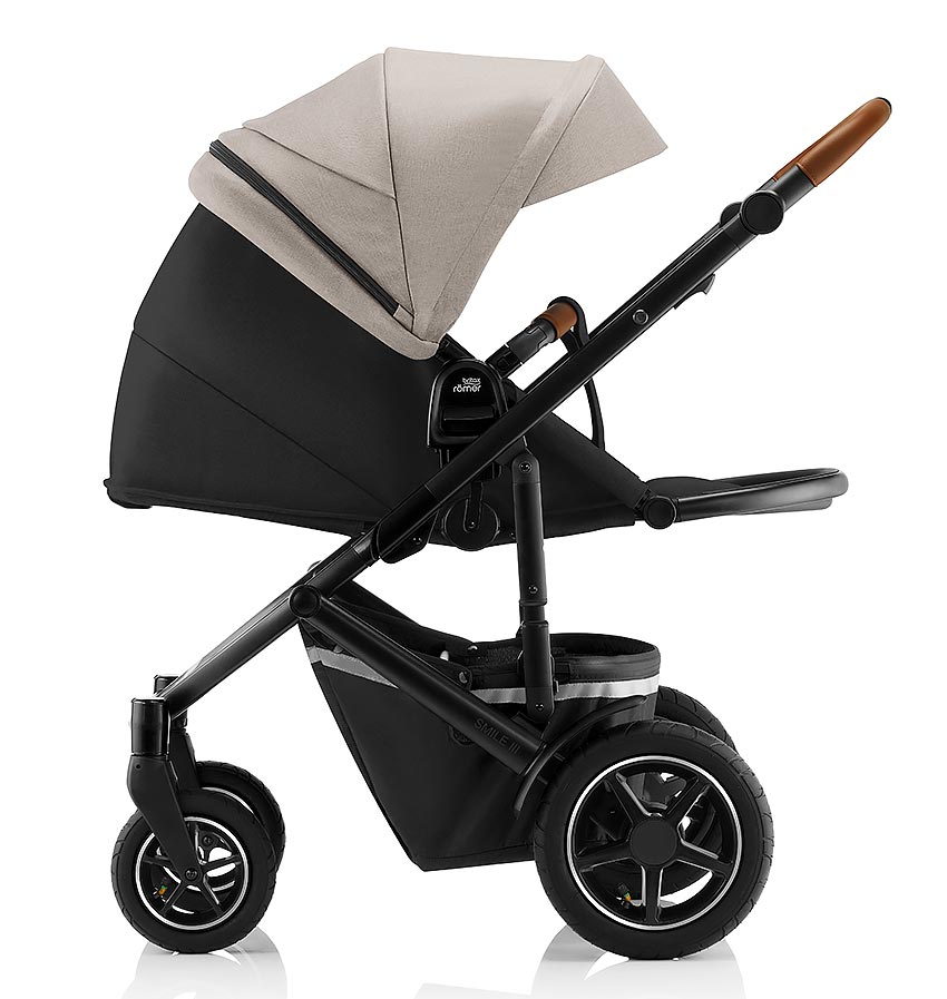 Britax Römer Smile III 3 в 1 Plus - вид сбоку слева с капюшоном