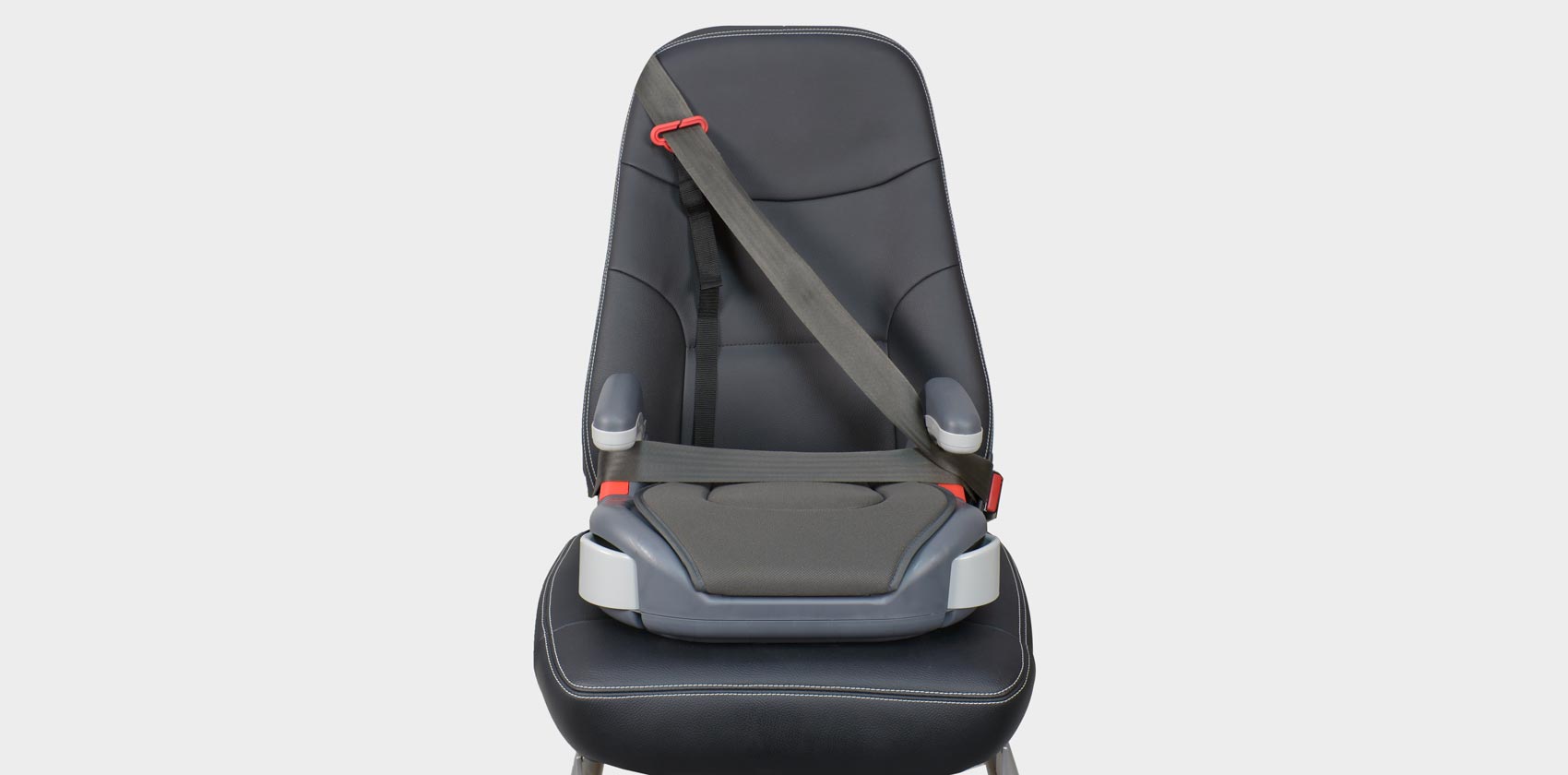 Graco Junior Maxi крепление ремнём на бустере