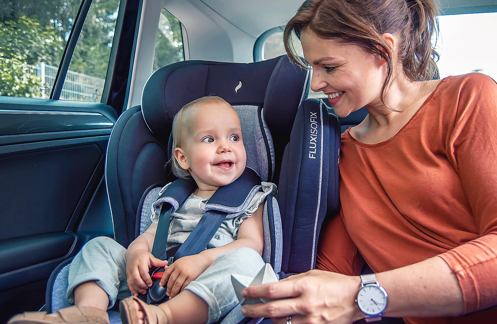 Osann Flux Isofix - ребенок в автокресле в машине